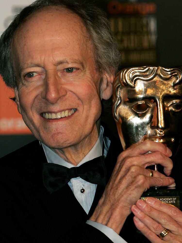John Barry 2005 mit seinem Academy Fellowship Award bei den British Academy Film Awards.