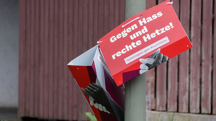 Die Linke war bereits im April aus der Einzelwertung gefallen und wird auch nun wieder den sonstigen Parteien zugeordnet.