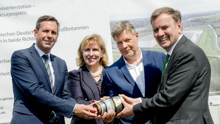 Gemeinsam mit Olaf Lies und der NeuConnect-Vorsitzenden Julia Prescot stellen Robert Habeck und Gregory Hands (r.) die Stromtrasse vor, welche ab 2028 etwa 1,5 Millionen Menschen mit Strom versorgen soll.