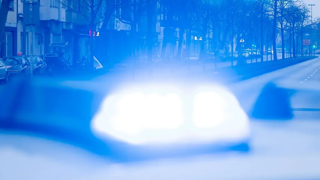 Ein-Blaulicht-leuchtet-auf-dem-Dach-eines-Streifenwagens-der-Polizei