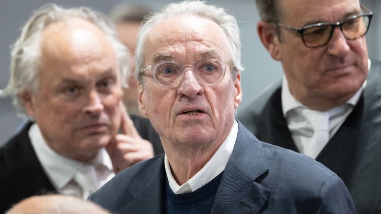 Der Hauptangeklagte im zweiten "Reichsbürger"-Prozess Heinrich XIII. Prinz Reuß (M) steht zwischen seinen Anwälten.