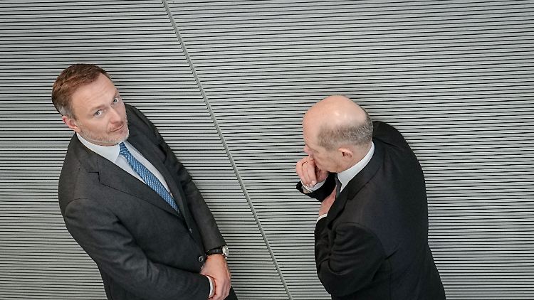 Kanzler Scholz (r.) sollte nach dem Willen einer Mehrheit der Befragten öfter mal durchgreifen in der Koalition.