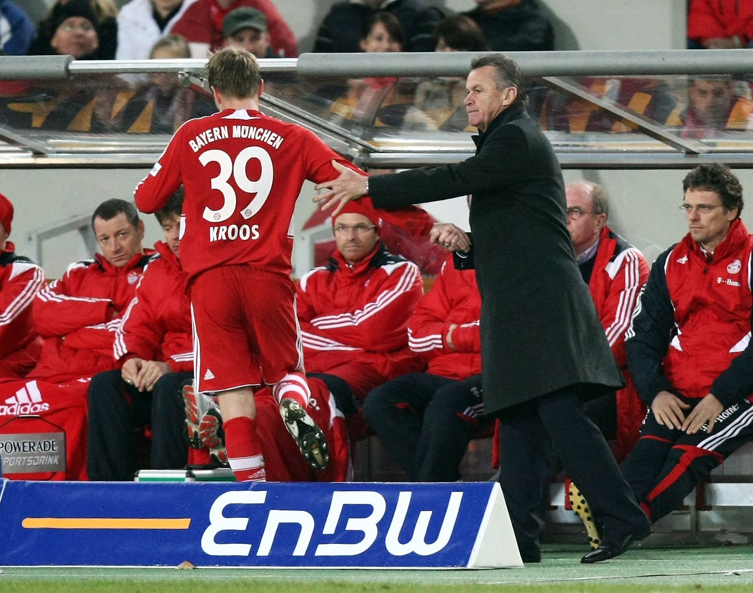 Zarte 17 Jahre und 265 Tage ist Toni Kroos alt, als er beim FC Bayern unter Trainer Ottmar Hitzfeld sein Bundesliga-Debüt feiert - und was für eines. 