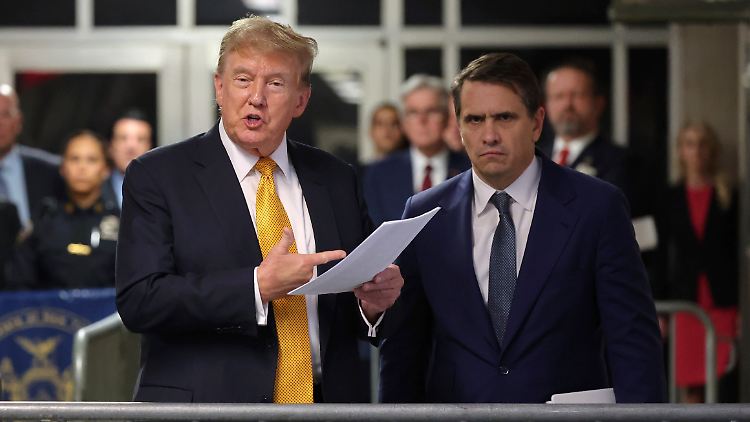Das übliche Bild der vergangenen Wochen: Donald Trump gibt im Flur des Gerichtsgebäudes eine Stellungnahme ab, neben ihm steht sein Anwalt Todd Blanche.