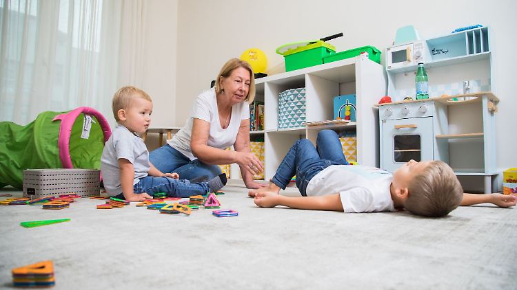 Auch die Oma kann für ihre Babysitterdienste bezahlt werden - und Eltern können diese Ausgaben steuerlich geltend machen.