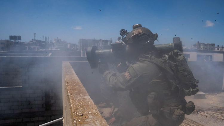 Ein Soldat der israelischen Armee bei einem Einsatz im Osten von Rafah. 