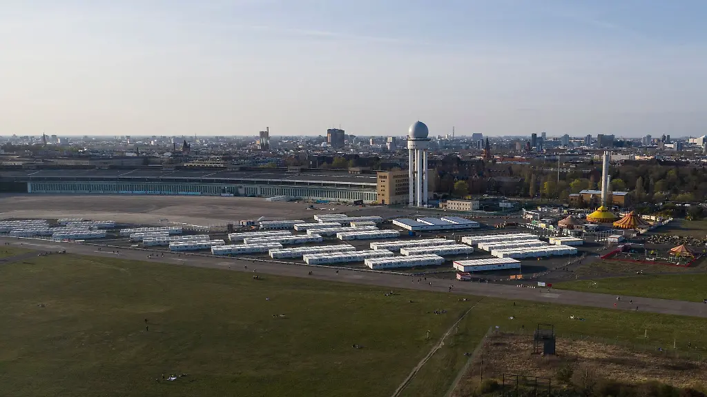 Die-Luftaufnahme-mit-einer-Drohne-zeigt-den-Hangar-des-ehemaligen-Flughafen-Tempelhof