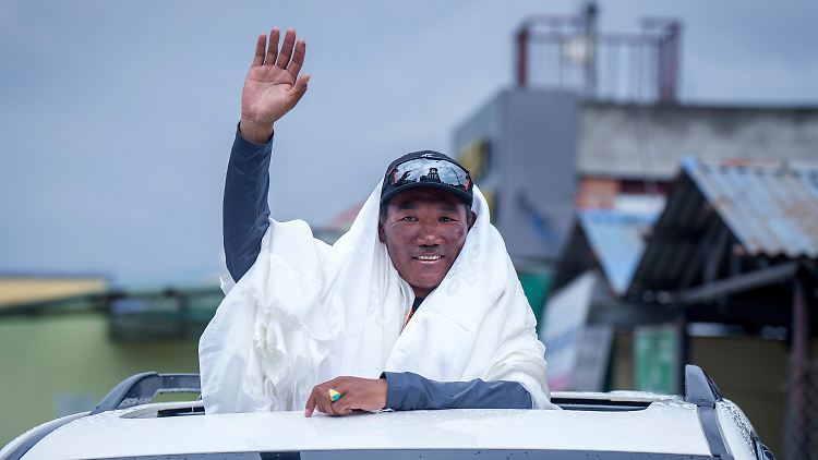 Der nepalesische Bergführer Kami Rita Sherpa im Mai 2023 am Flughafen in Kathmandu.