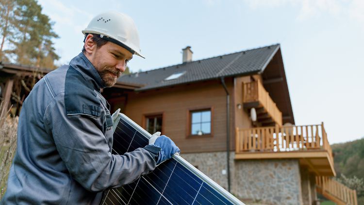 Wer sich aktuell ein Balkonkraftwerk zulegt, macht das in der Regel zum ersten Mal. Bei der Installation gibt es deshalb einige Unsicherheiten. Braucht es deshalb einen Elektriker?