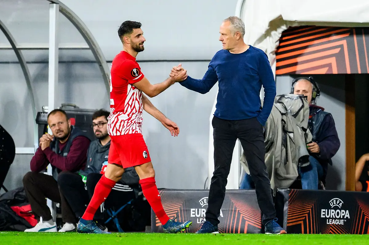 Vincenzo-Grifo-l-klatscht-mit-Freiburgs-Trainer-Christian-Streich-r-ab