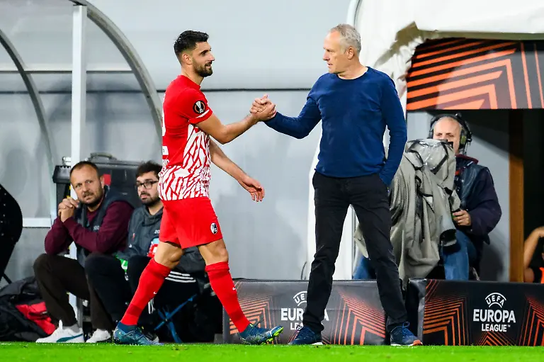 Vincenzo-Grifo-l-klatscht-mit-Freiburgs-Trainer-Christian-Streich-r-ab