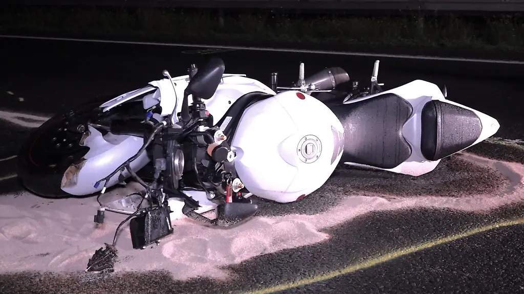 Ein-Motorrad-liegt-auf-der-Autobahn-A2