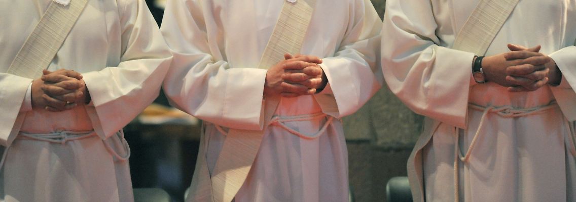 Drei Priesteranwärter des Erzbistums Freiburg falten im Münster in Freiburg während ihrer Weihe zum Priester die Hände. (Bild 09.05.2010)