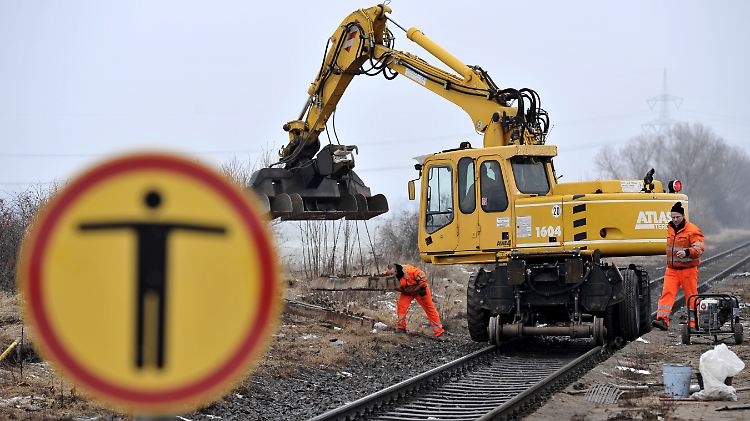 Baurbeiter reparieren mit einem Spezialbagger die Unfallstelle.