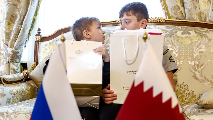 Von Russland entführte ukrainische Kinder in der katarischen Botschaft in Moskau, wo sie wieder mit ihren Familien zusammengeführt wurden. 