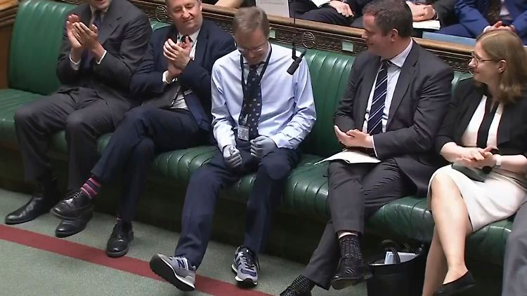Seine Kollegen und Kolleginnen empfingen den genesenen Craig Mackinlay (Mitte) mit tosendem Applaus. 