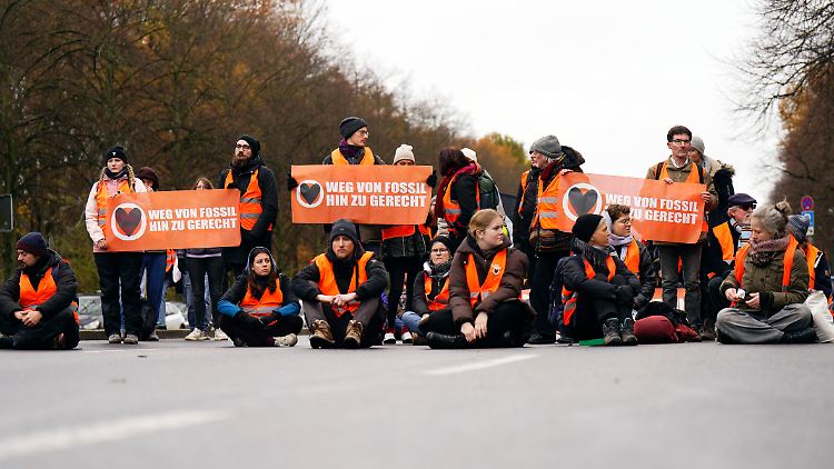 Sitzblockaden durch Klimaaktivisten sorgten bei vielen Autofahrern für Frust.