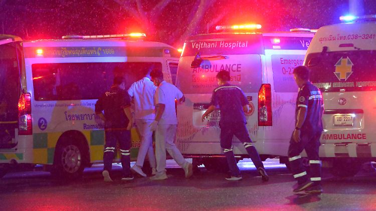 Rettungskräfte versorgen die verletzten Passagiere des Flugs von London nach Singapur in Bangkok. 