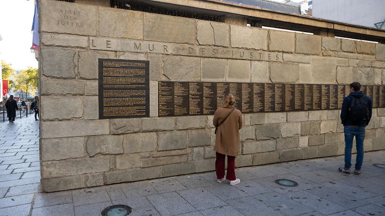 An die Gedenkstätte Mémorial de la Shoah waren rund ein Dutzend rote Hände gesprüht worden. 