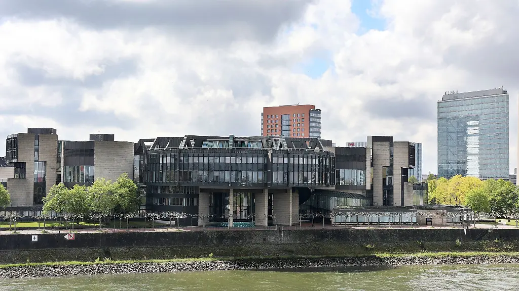 Der-nordrhein-westfaelische-Landtag-in-Duesseldorf