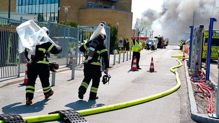 Am Nachmittag waren noch 30 Feuerwehrleute vor Ort, um letzte Brandherde zu bekämpfen. 