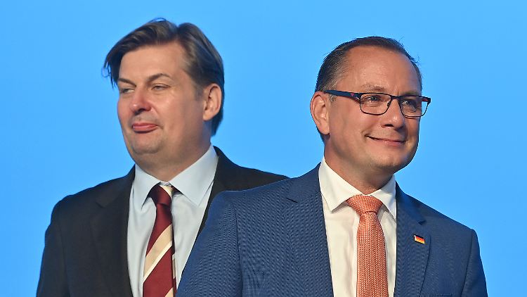 Krah (l., mit AfD-Chef Tino Chrupalla) wurde im Juli 2023 auf dem AfD-Parteitag in Magdeburg zum Spitzenkandidaten der AfD zur Europawahl 2024 gewählt. Seine politischen Positionen waren auch damals bekannt. 