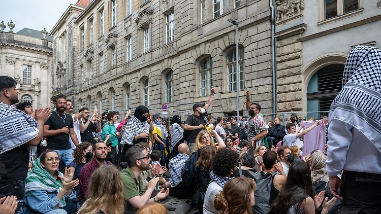 250 bis 300 junge Menschen demonstrierten auf der Straße vor dem Institut für Sozialwissenschaften.