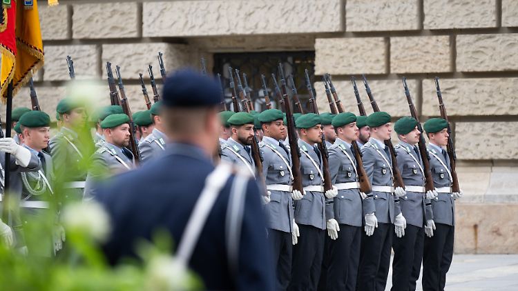 Rund 30 junge Rekruten des Wachbataillons beim Bundesverteidigungsministerium haben vor dem Berliner Abgeordnetenhaus ihren Diensteid abgelegt. 
