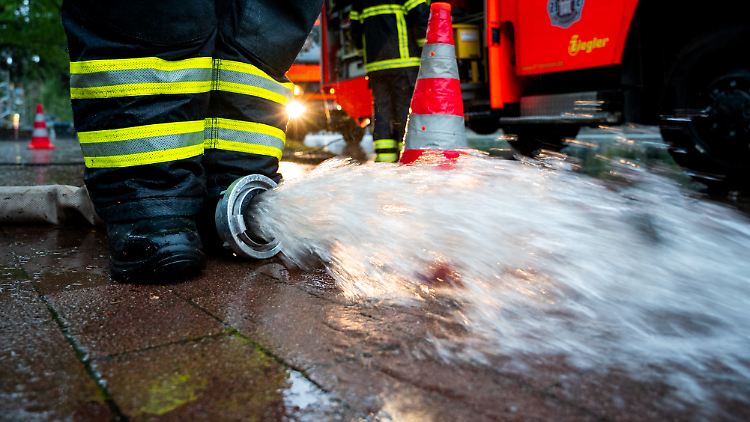 Land unter in Teilen Deutschlands: Die Feuerwehr musste vollgelaufene Keller wieder leerpumpen. 