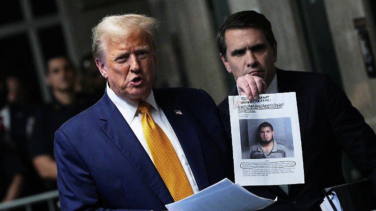 Donald Trump hat im Gericht häufig ausgedruckte Nachrichten dabei.