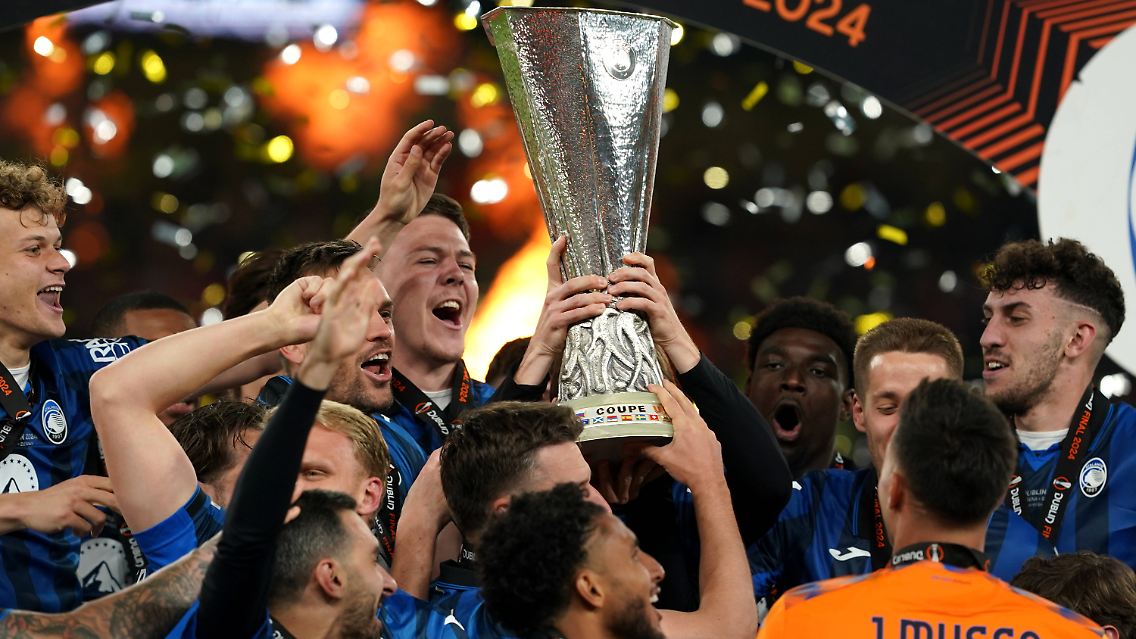 Da ist das Ding! Nur leider gewinnt nicht Bayer Leverkusen den Pokal der Europa League, ...