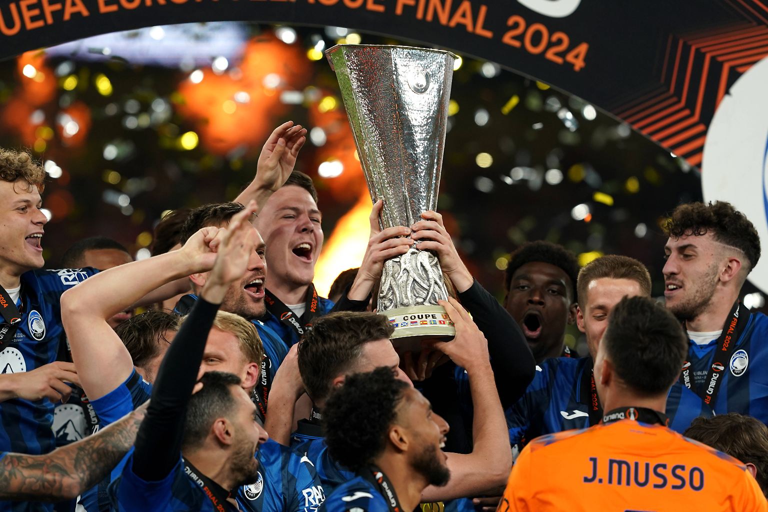 Da ist das Ding! Nur leider gewinnt nicht Bayer Leverkusen den Pokal der Europa League, ...