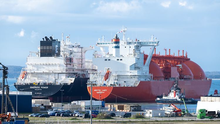 Der LNG-Tanker "Arctic Lady" im Energie-Terminal Deutsche Ostsee - das DIW hält die Ausbaupläne für die Flüssiggas-Infrastruktur für übertrieben.