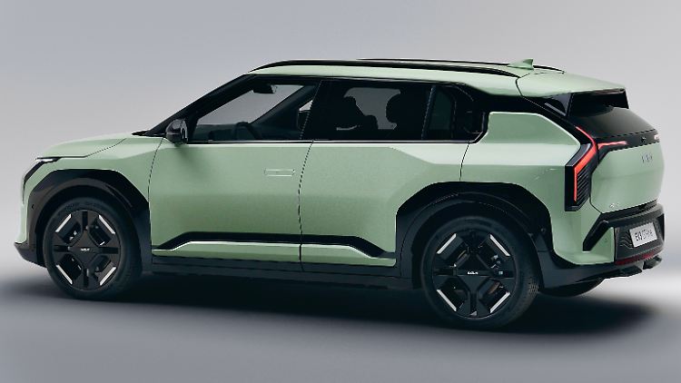 Die leicht abfallende Dachlinie verleiht dem kompakten Kia EV3 eine markante Optik.
