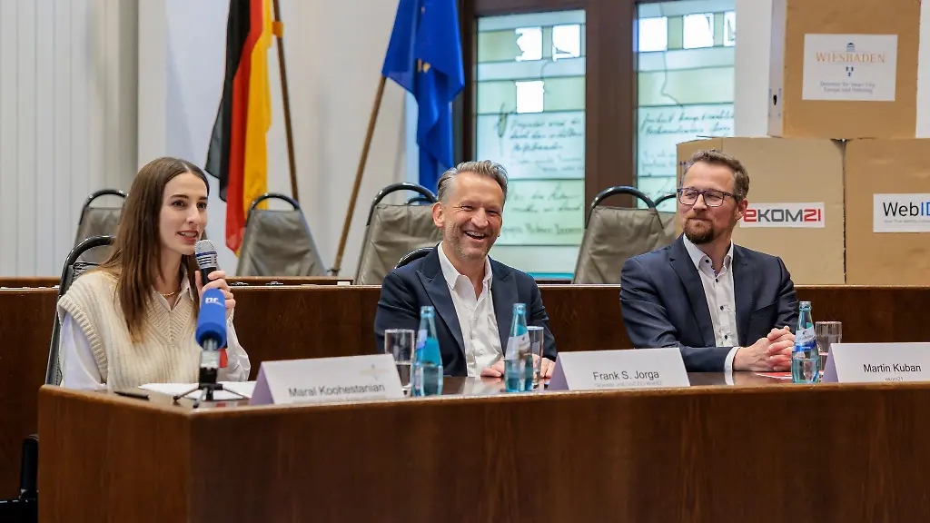 Die-Wiesbadener-Ordnungsdezernentin-Maral-Koohestanian-Frank-S-Jorga-r-Gruender-und-Co-CEO-von-WebID-und-Martin-Kuban-Geschaeftsfuehrer-der-ekom21