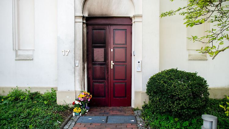 Blumen und Kerzen stehen nach einem Brandanschlag vor der Synagoge in Oldenburg.