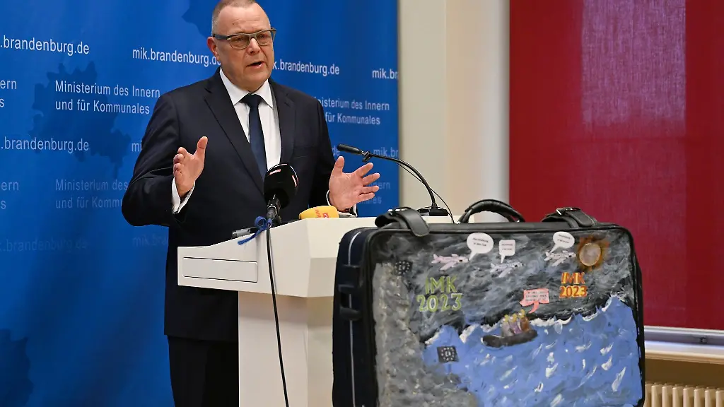 Michael-Stuebgen-CDU-Brandenburger-Minister-des-Innern-und-fuer-Kommunales-spricht