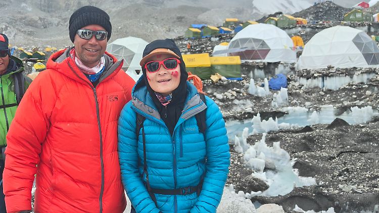 Die nepalesische Rekordhalterin und Bergführerin Phunjo Jhangmu Lama mit Behördenmitarbeiter Khimlal Gautamim im Everest-Basislager. 