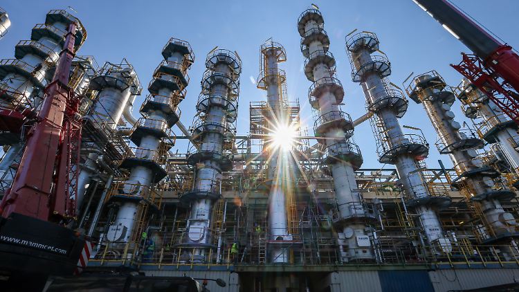 Innerhalb der Industrie steche die Chemiebranche positiv heraus, berichtet DIHK-Konjunkturexperte Jupp Zenzen. 