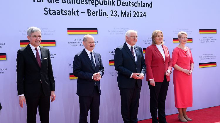 Am Staatsakt nehmen die Spitzen der Verfassungsorgane teil, also Stephan Harbarth, der Präsident des Bundesverfassungsgerichts, Bundeskanzler Olaf Scholz, Bundespräsident Frank-Walter Steinmeier, Bundestagspräsidentin Bärbel Bas und die amtierende Bundesratspräsidentin Manuela Schwesig (v.l.).