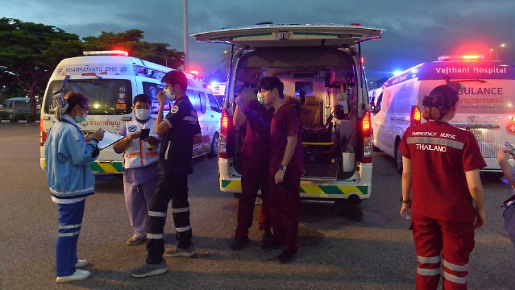 Nach der Notlandung in Bangkok müssen etliche Verletzte in Krankenhäusern behandelt werden.