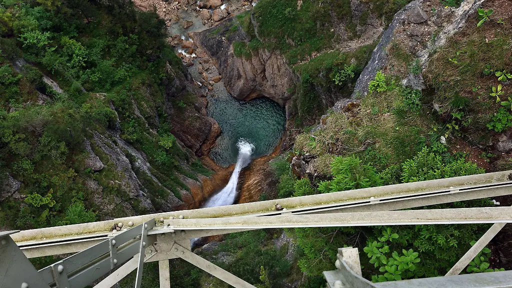 Blick-von-der-Marienbruecke-in-die-Poellatschlucht