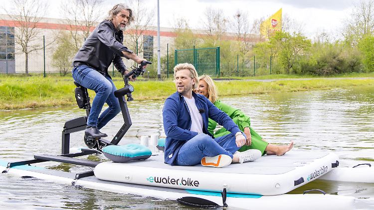 Testen gemeinsam ein "Wasserspielzeug": Nils Glagau (l.), Tillman Schulz und Dagmar Wöhrl.