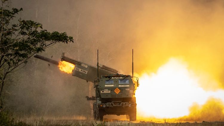 Der US-Raketenwerfer HIMARS kann Ziele in 77 Kilometern Entfernung treffen - wenn man ihn denn lässt.