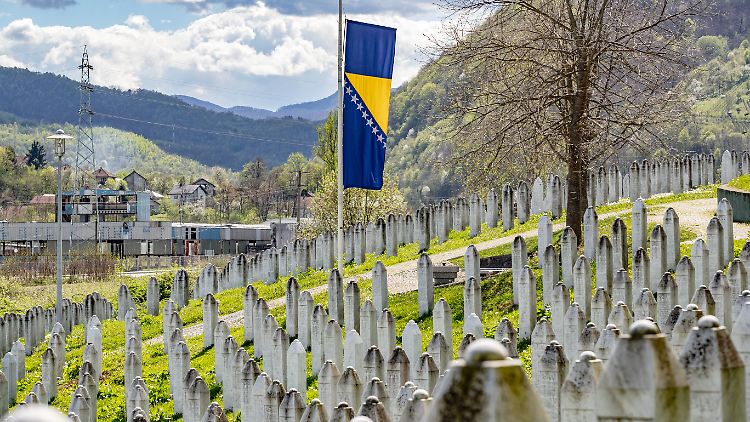 Dem Massaker von Srebrenica im Zuge des Bosnien-Kriegs fielen am 11. Juli 1995 und den darauffolgenden Tagen 8000 bosnische Muslime zum Opfer.