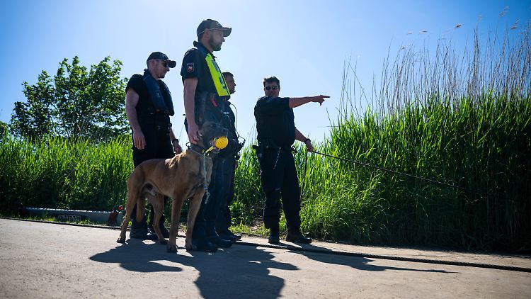 Die Einsatzkräfte hofften, am Fluss Oste bei der erneuten Suche nach Arian fündig zu werden, blieben aber wieder erfolglos. 