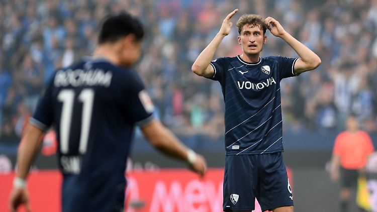 Patrick Osterhage kann es nicht glauben: Sein VfL Bochum bekam von Fortuna Düsseldorf eine Packung im Relegationsspiel.