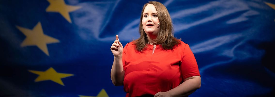 Ricarda Lang, Bundesvorsitzende von Bündnis 90/Die Grünen, spricht bei einem Wahlkampftermin vor der Europawahl vom Grünen-Landesverband Bremen.