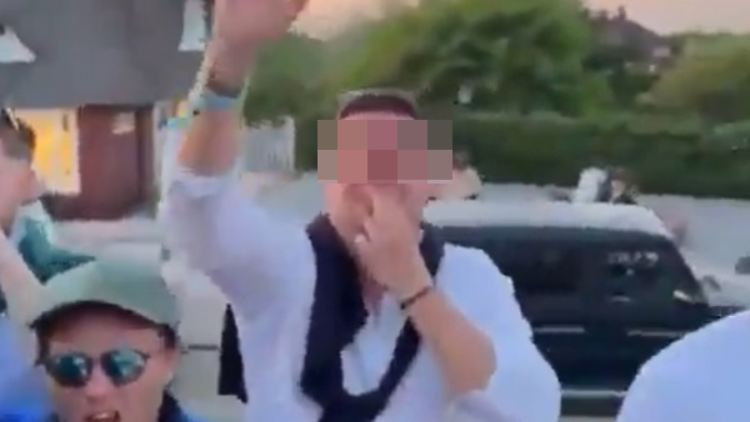 Er könne sich nicht erklären, warum er das gemacht habe, teilt der Mann mit, der in dem Video einen Hitlerbart anzudeuten schien.