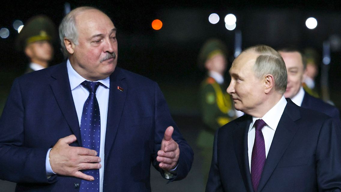 Putin (rechts) wird von Lukaschenko am Flughafen in Minsk empfangen.